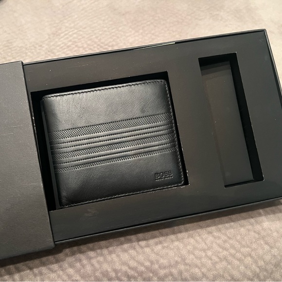 Used Hugo Boss Wallet - Picture 3 of 8
